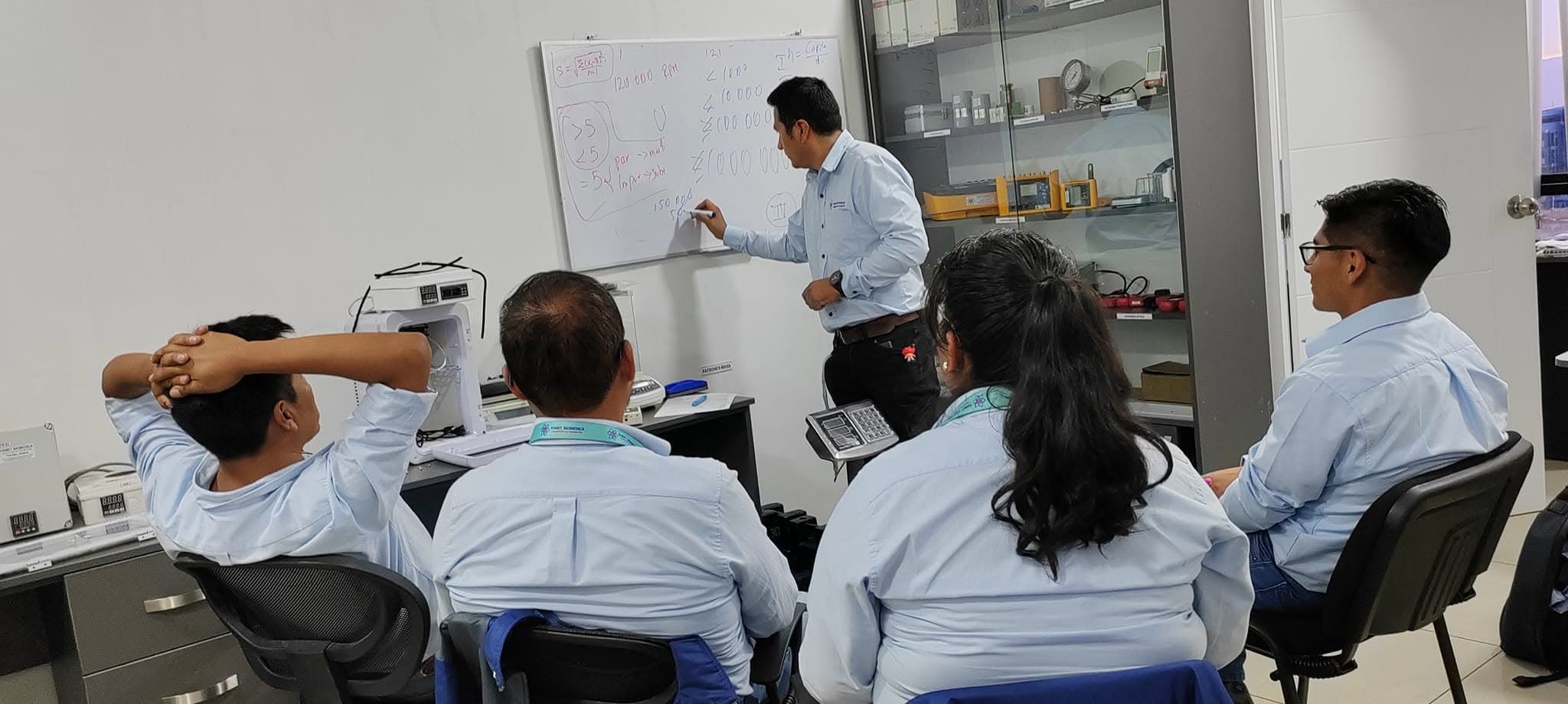 Equipo de metrólogos e ingenieros electrónicos de FISMET Biomédica